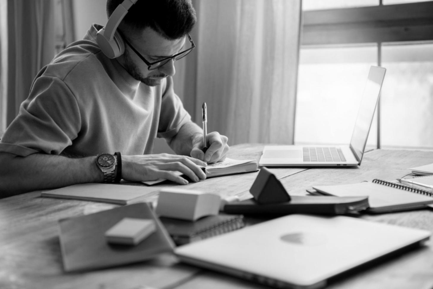 Arbeitsatmosphäre bei corvialeora während eines Workshops